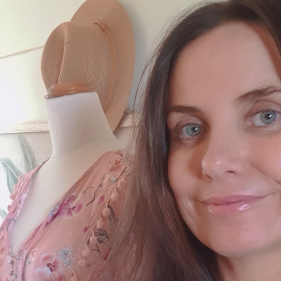 Meet your Posher, Amanda - Picture 1 of 2